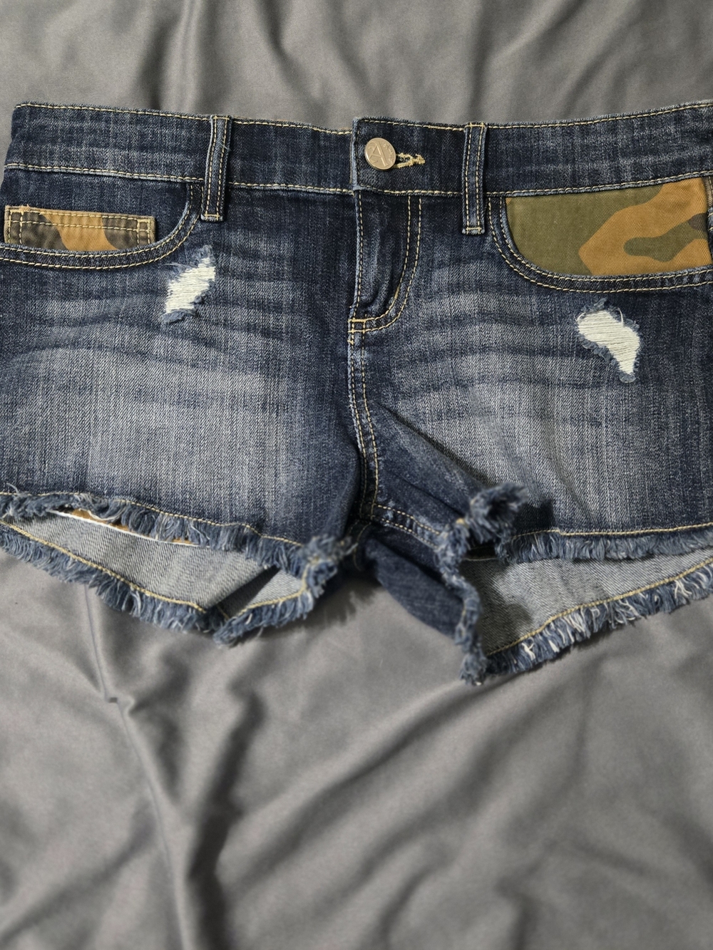 Allen B Allen Schwartz Distressed Dark Blue Denim Shorts Size 4 with Camo Trim
